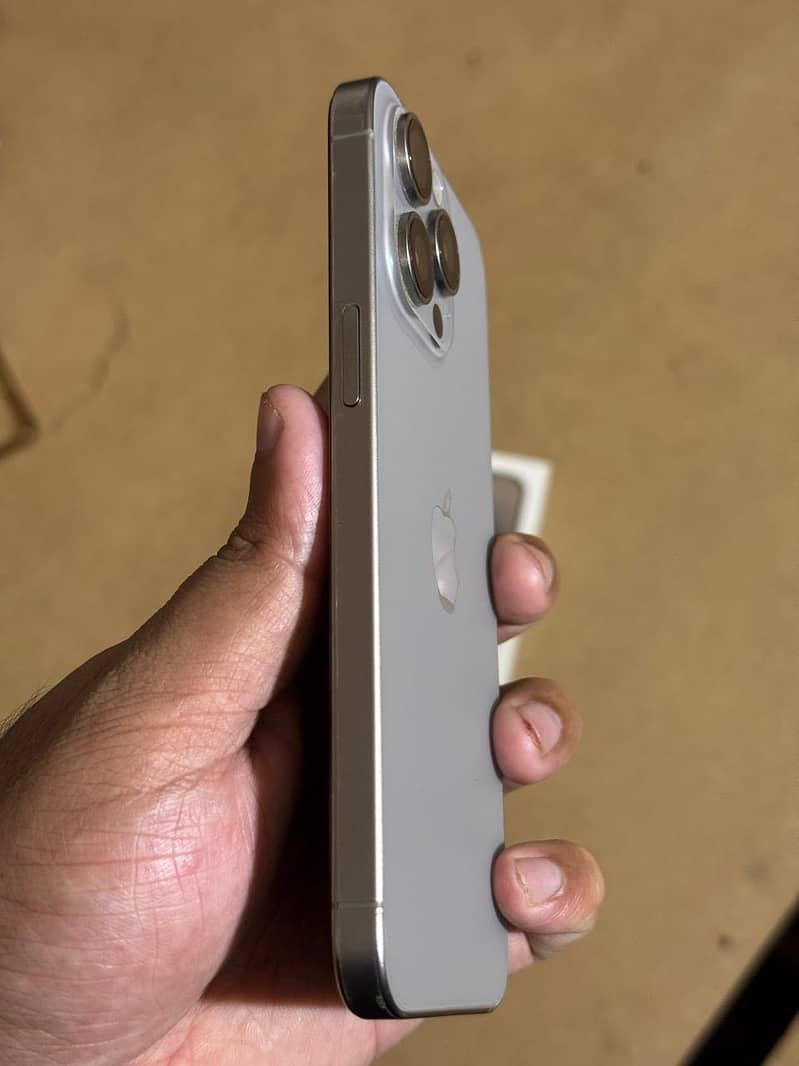 Apple iPhone 15 Pro Max 2