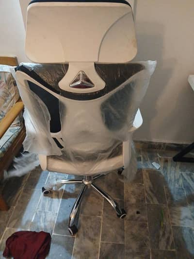 Executive Office Chair with Headrest – Black & White