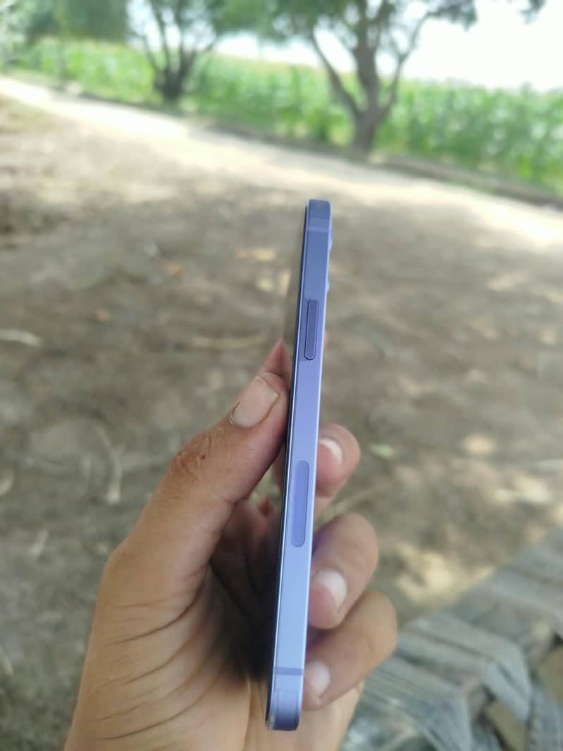 Apple iPhone 12 4