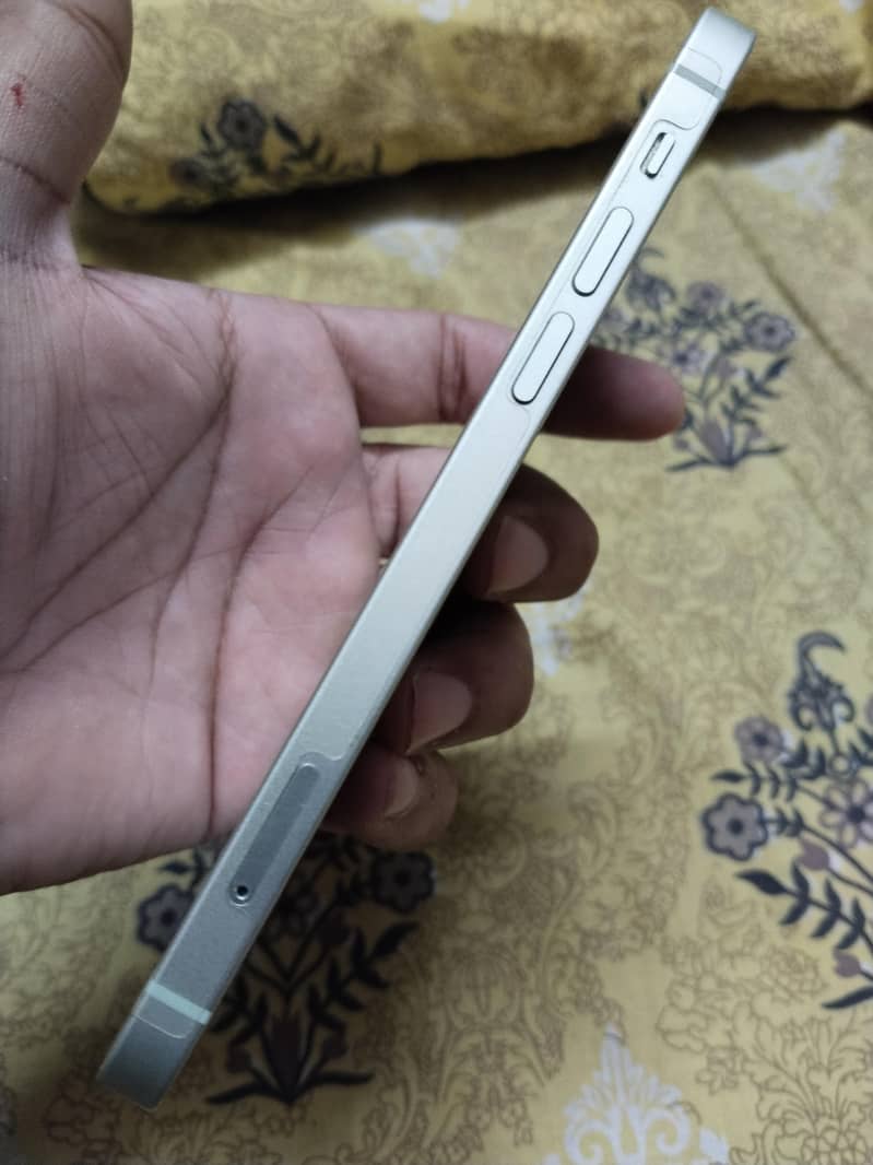Apple iPhone 12 4