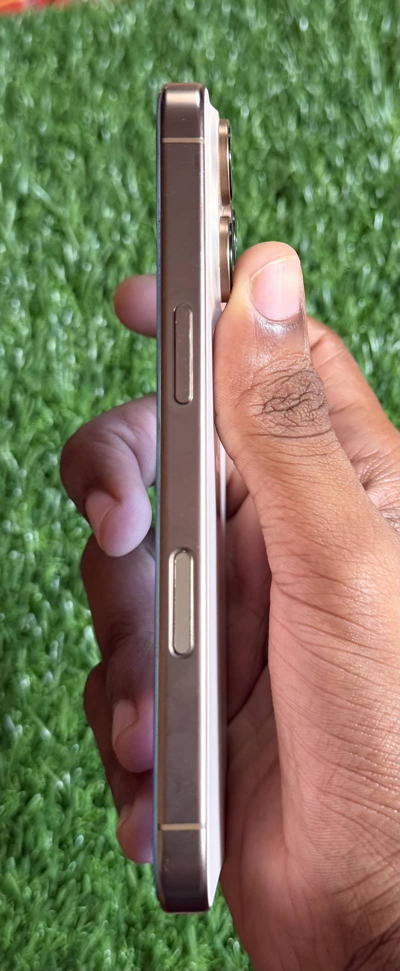 Apple iPhone 16 Pro 3