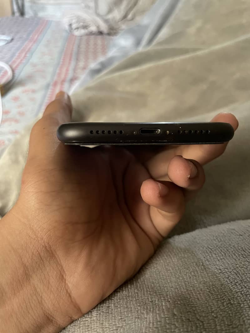 Apple iPhone 11 4