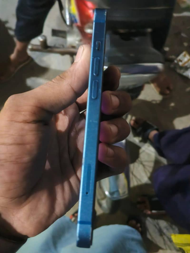 Apple iPhone 13 8