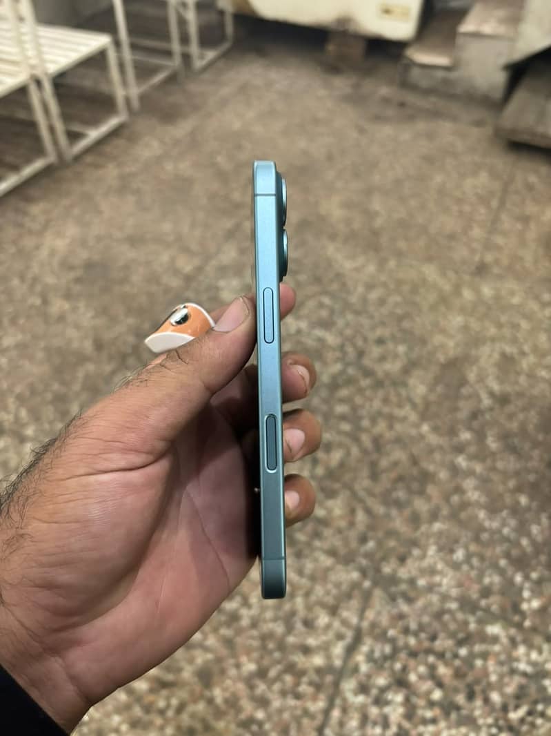 Apple iPhone 16 3