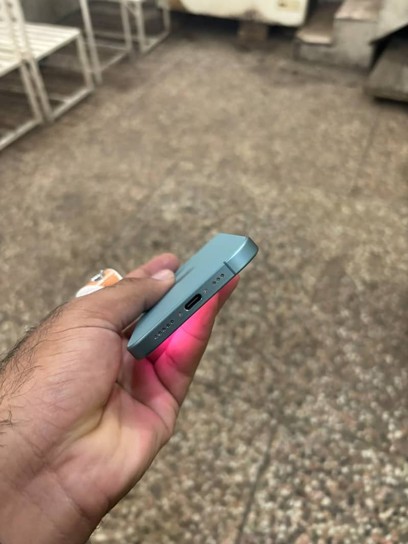 Apple iPhone 16 4