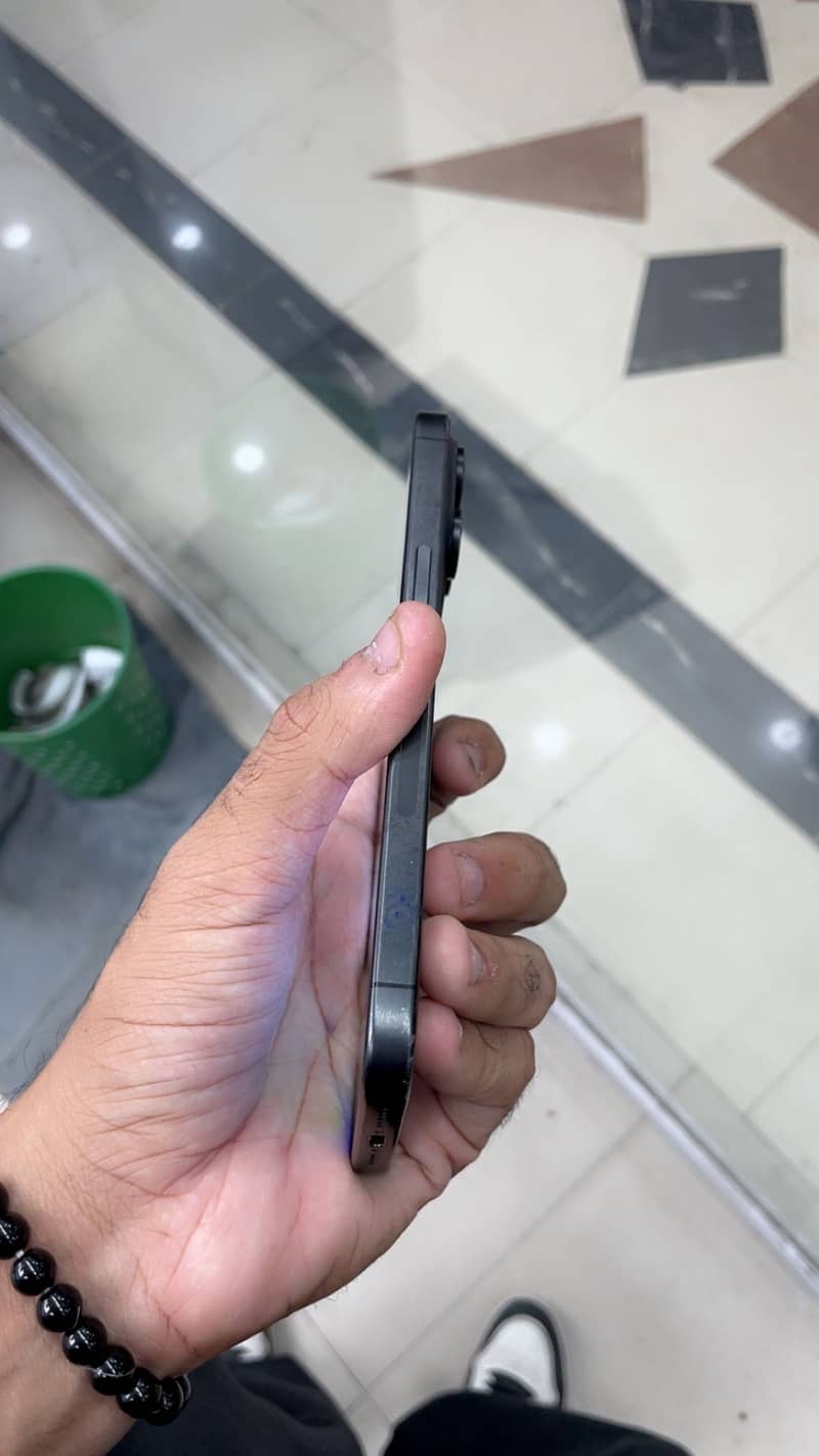 Apple iPhone 15 Pro Max 4