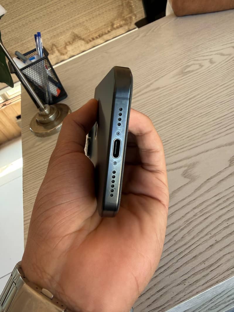 Apple iPhone 15 Pro Max 4
