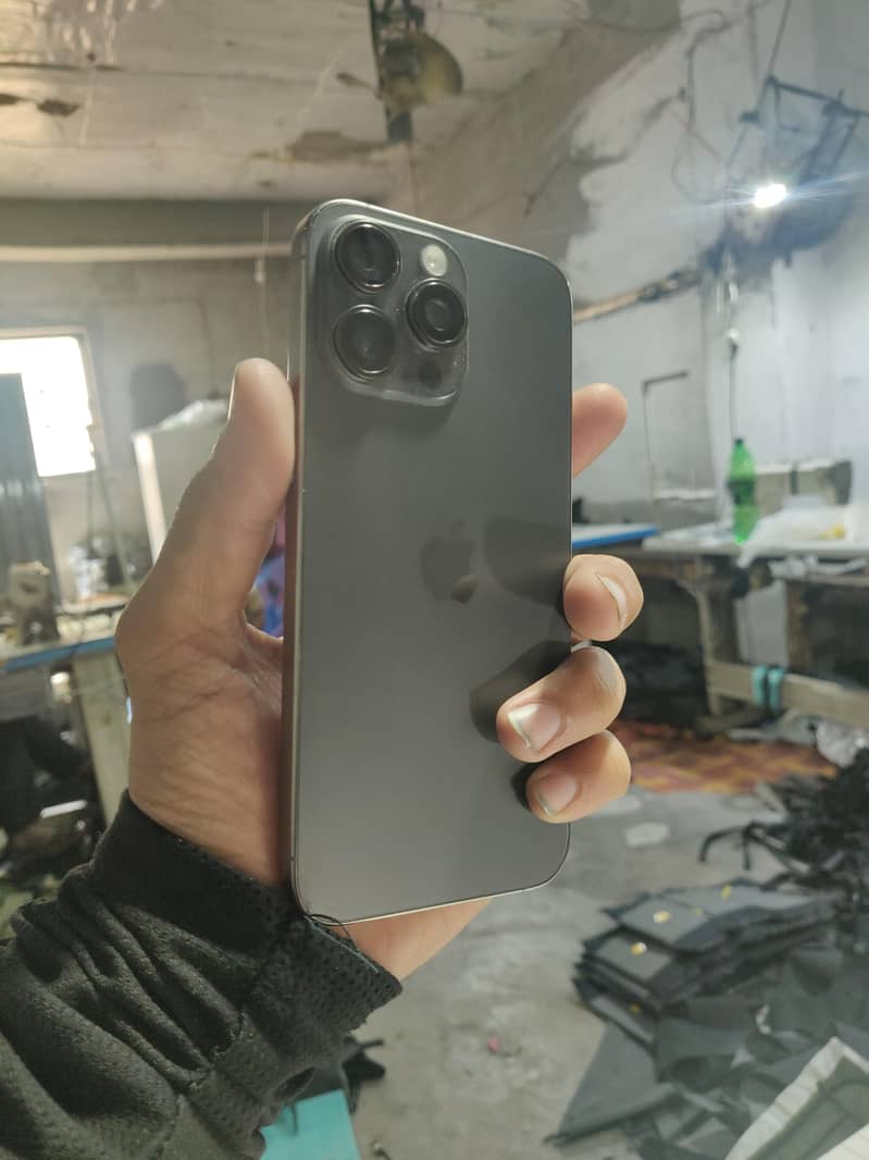 Apple iPhone 15 Pro Max 4