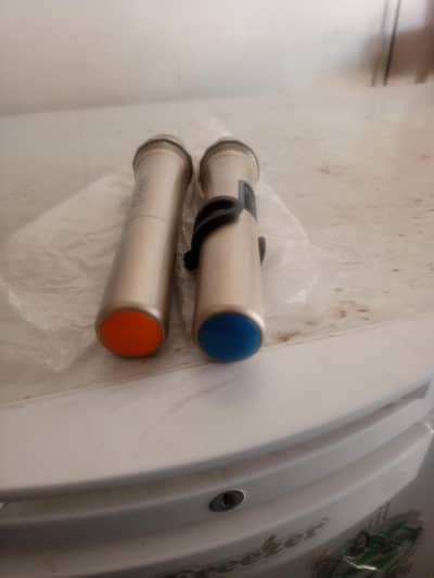 2 sapker adionic avl hain 2 mic bhi new pary hain