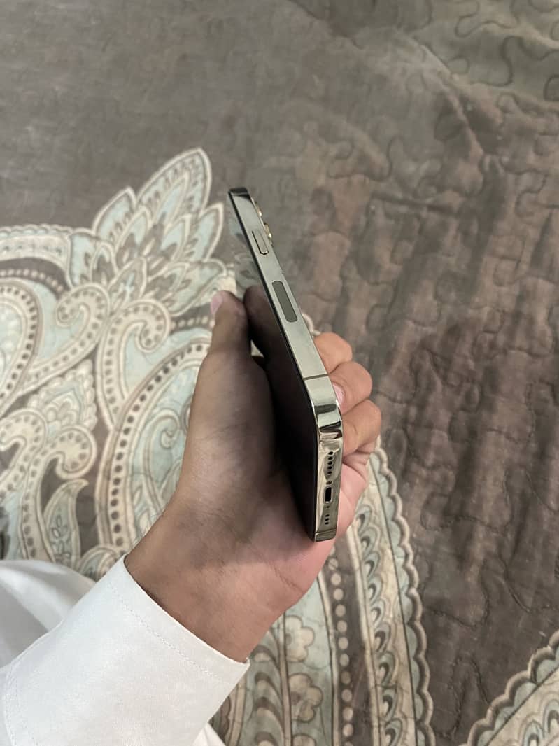 Apple iPhone 14 Pro 0