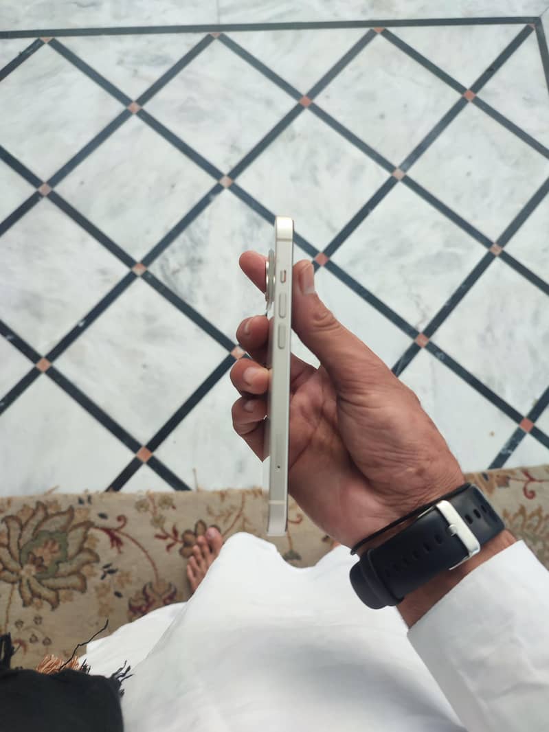 Apple iPhone 13 5