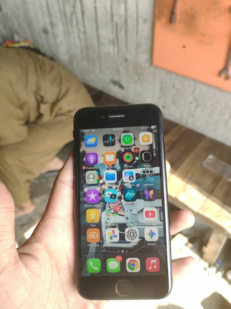 Apple iPhone SE 2nd Generation 6