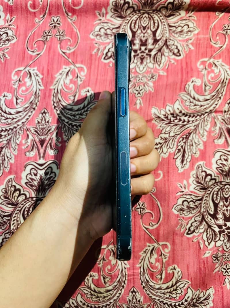 Apple iPhone 13 4