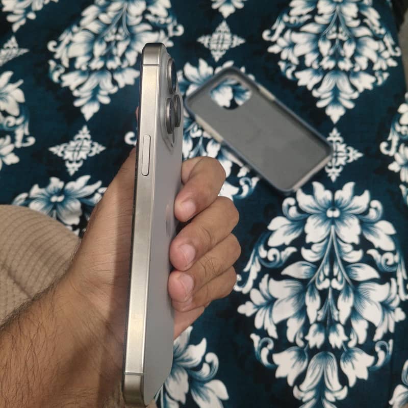Apple iPhone 15 Pro Max 4