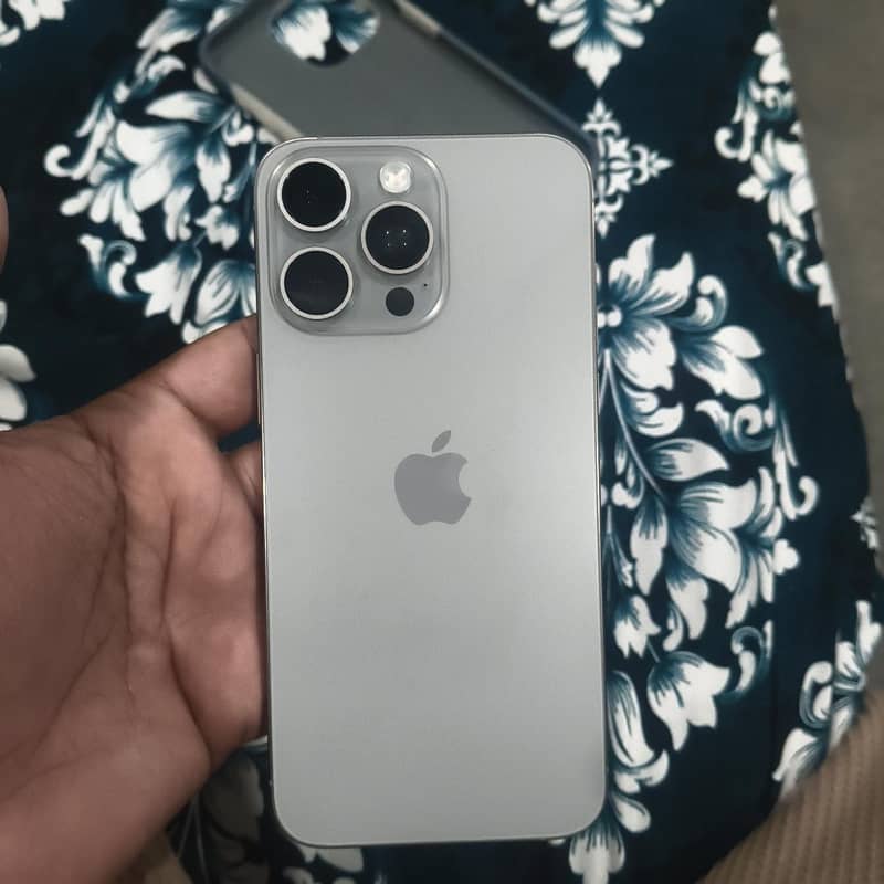 Apple iPhone 15 Pro Max 6