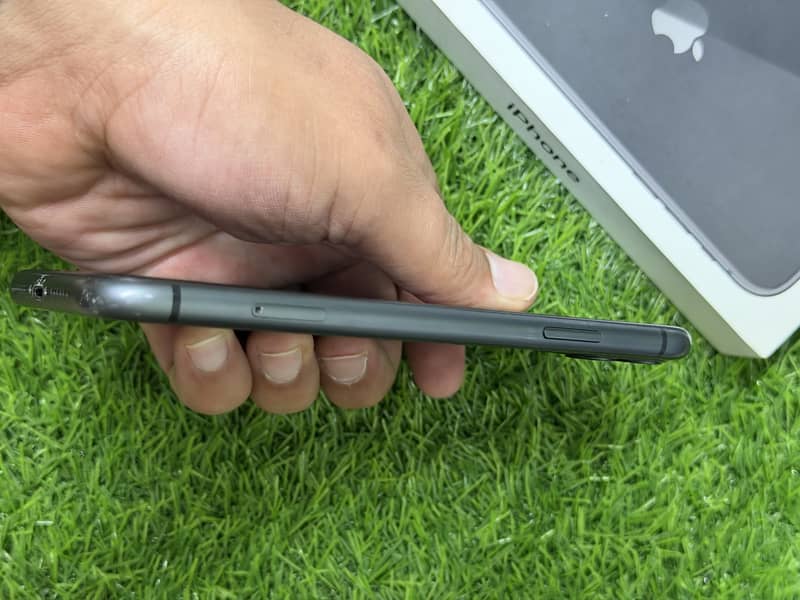 Apple iPhone 11 4