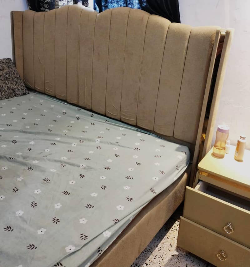 bed set with side table n miror 1