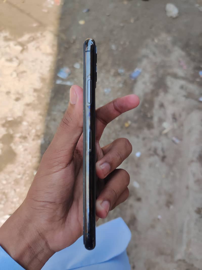 Apple iPhone 11 Pro Max 2