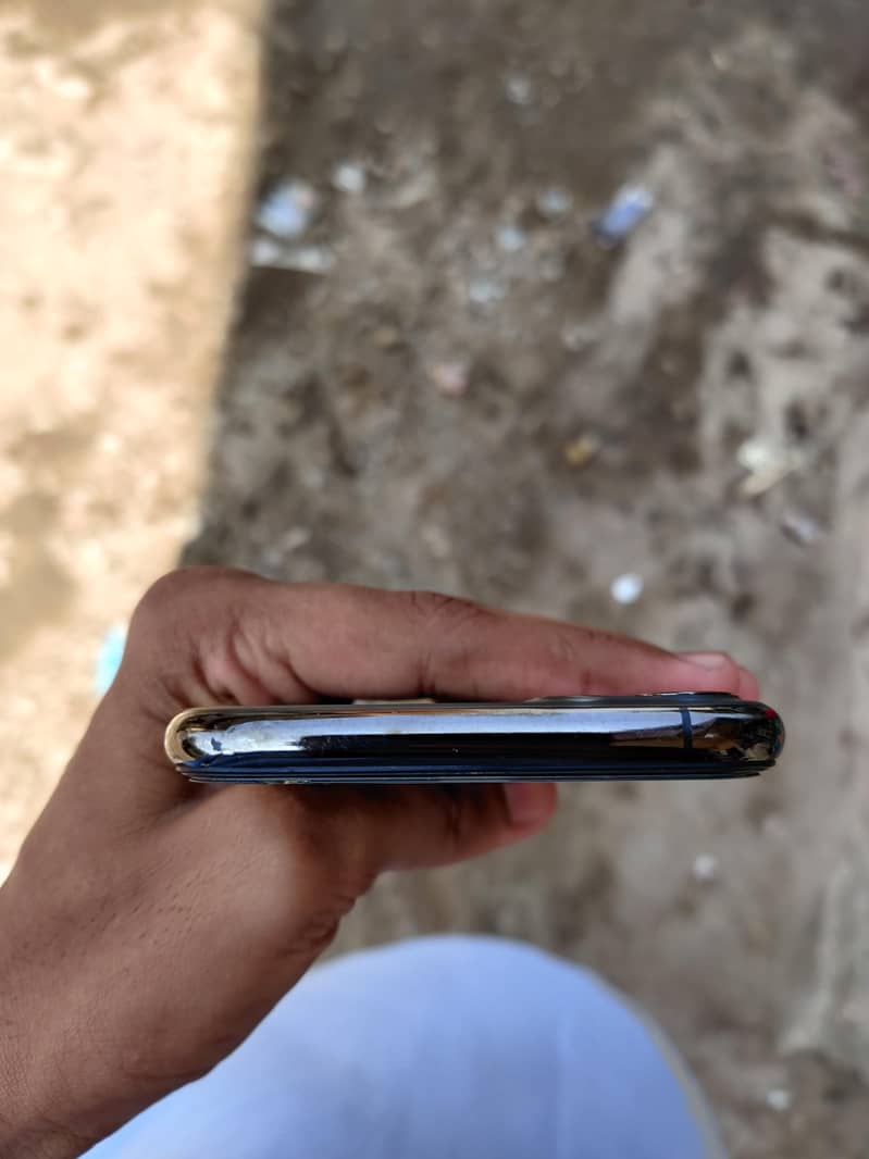 Apple iPhone 11 Pro Max 4