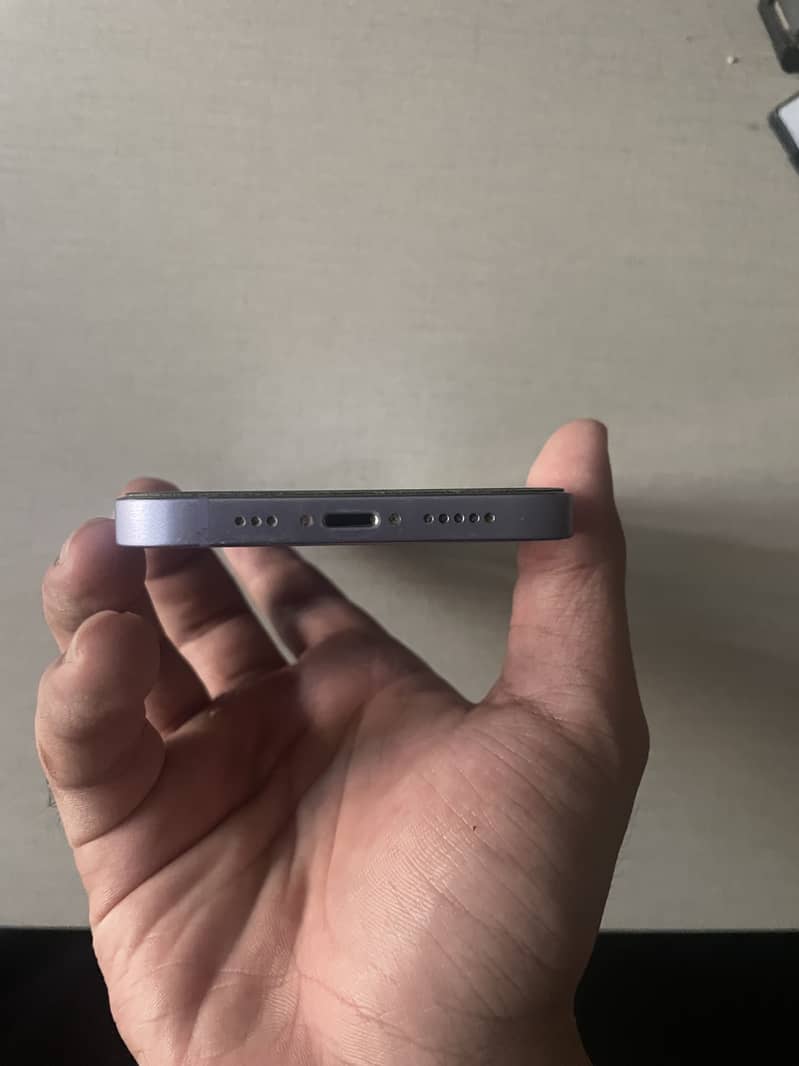 Apple iPhone 12 4
