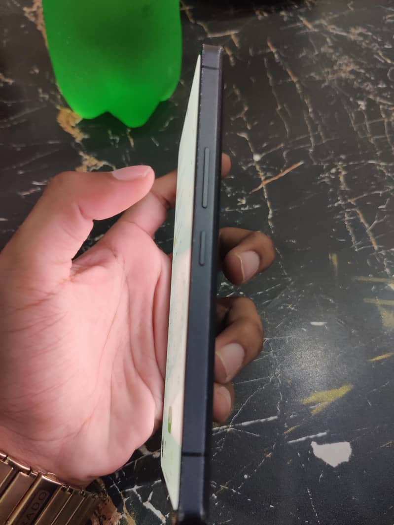 Sharp Aquos R8s pro 3