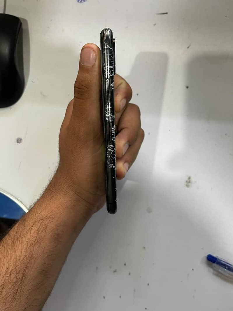 Apple iPhone XS 4
