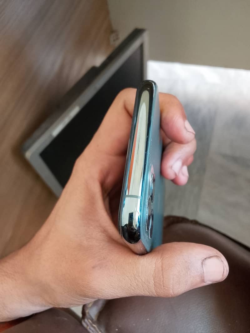 Apple iPhone 11 Pro 4