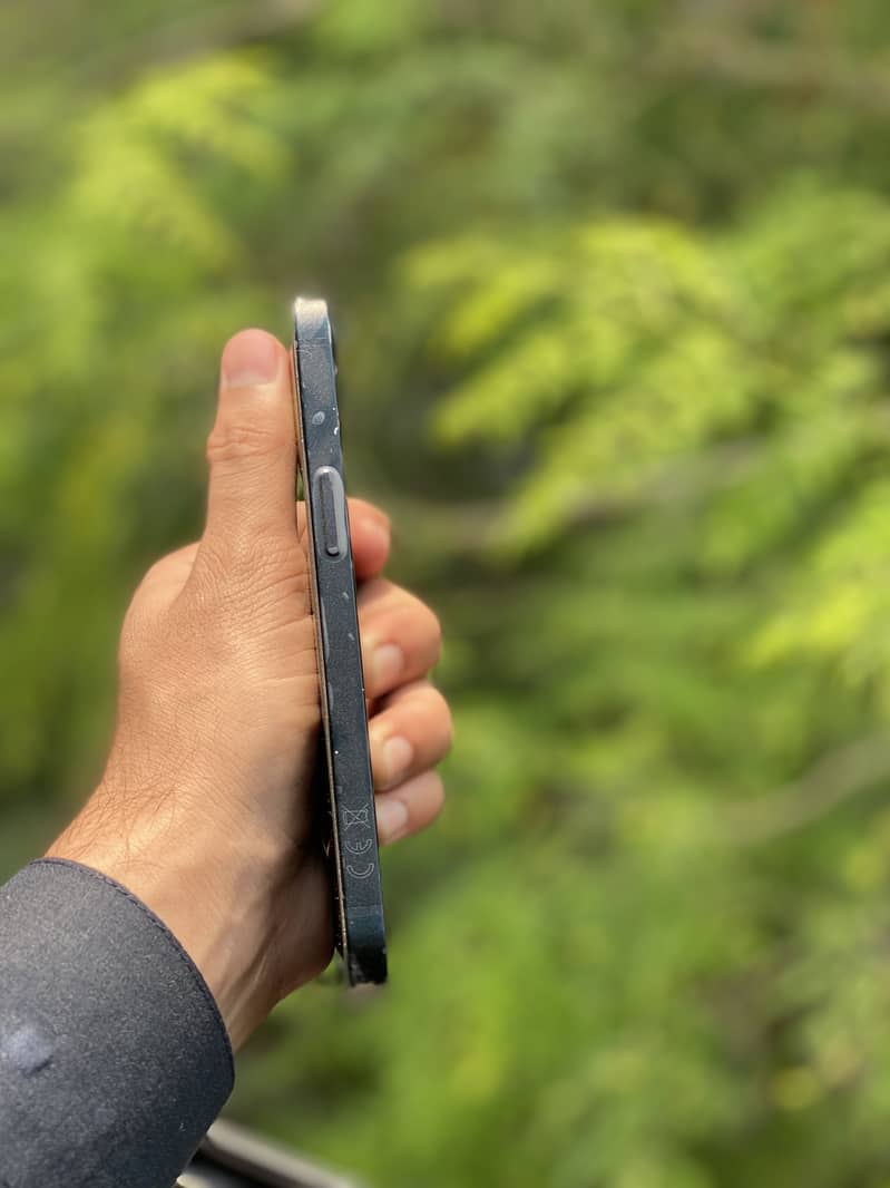 IPhone 13 4