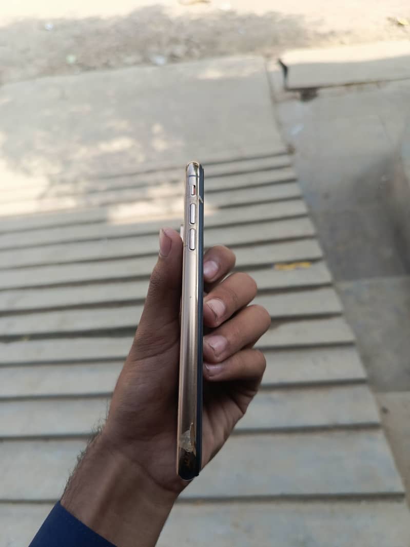 Apple iPhone XS 3