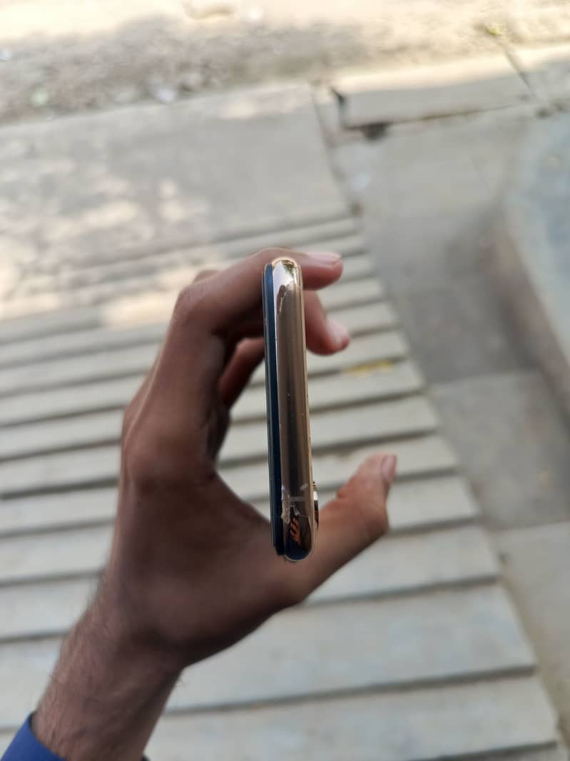 Apple iPhone XS 4
