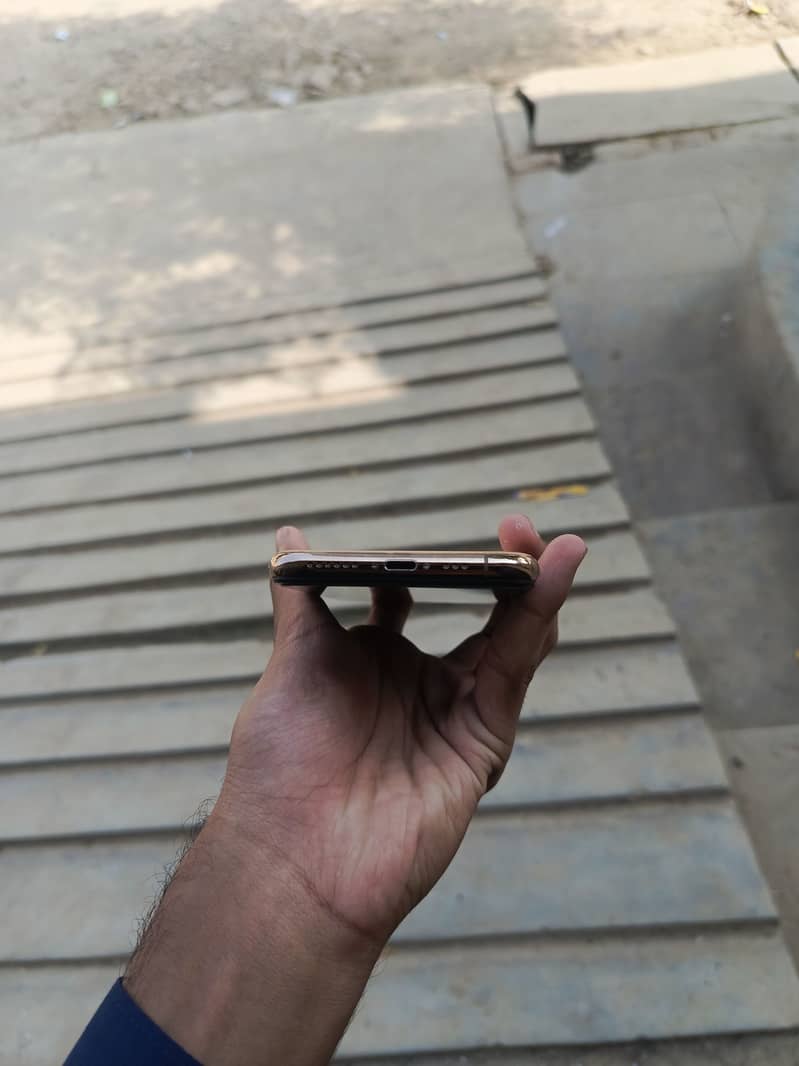 Apple iPhone XS 5