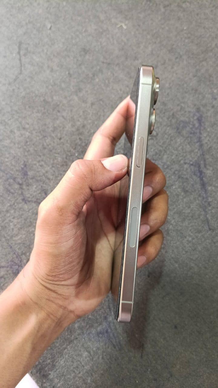 Apple iPhone 15 Pro Max 2