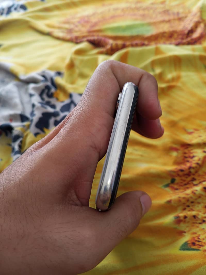 Apple iPhone X 4