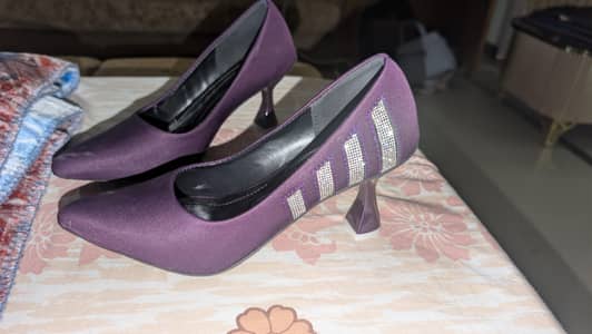 Mere pas 1 pair shoes han bilkul untouch han aik dfa b use nahi kiy ha