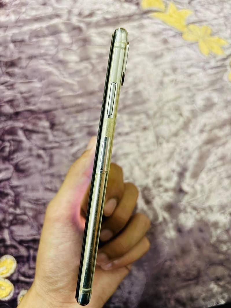 Apple iPhone XS Max 3