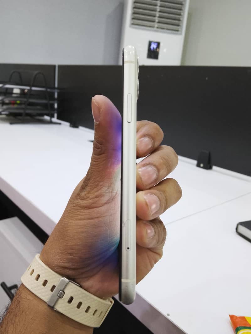 Apple iPhone 11 4