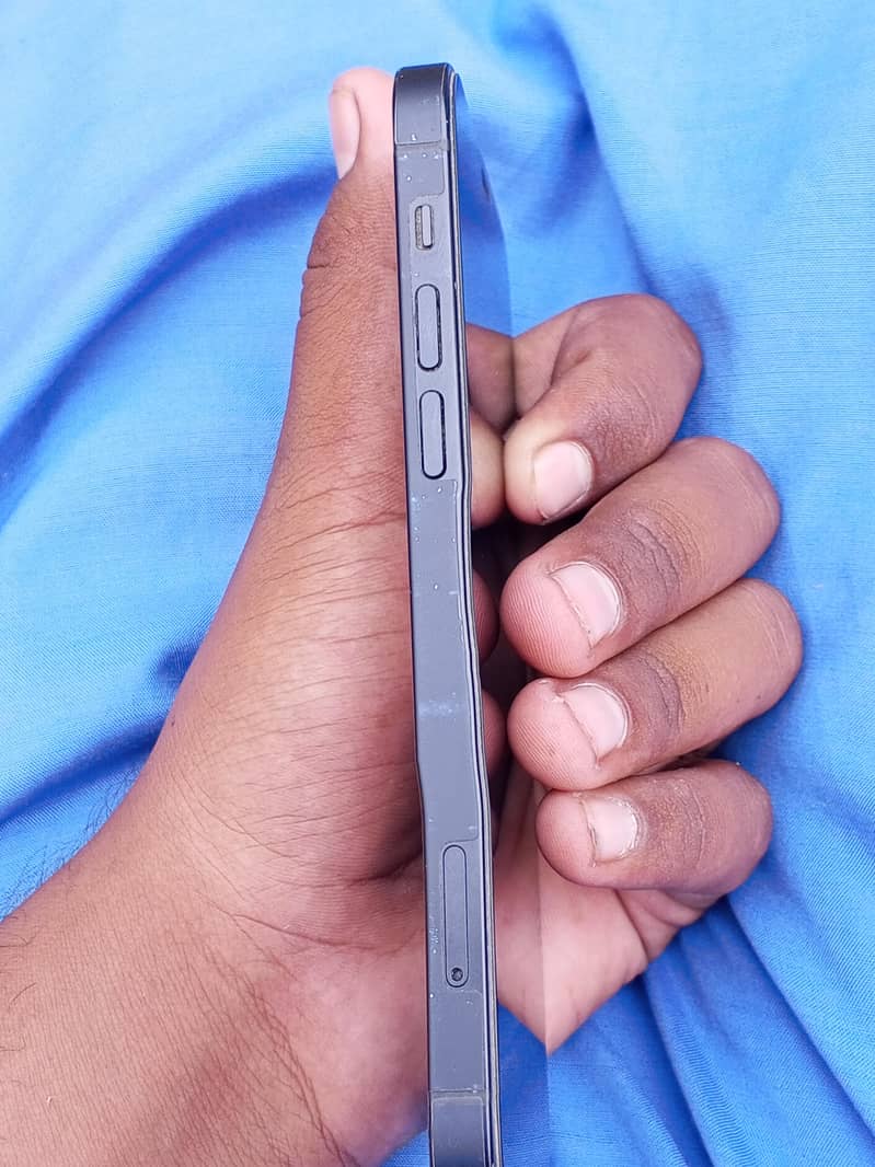 Apple iPhone 12 4