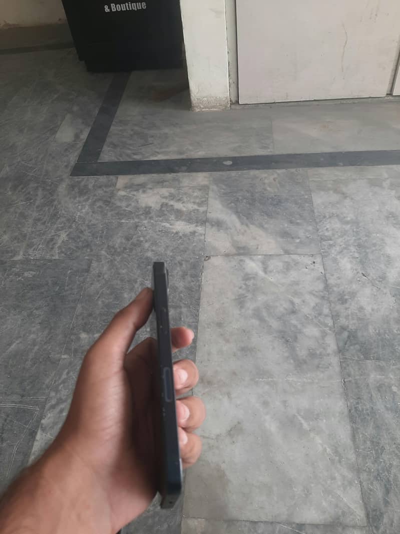 Apple iPhone 13 0