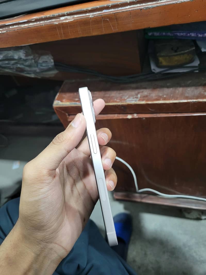Apple iPhone 13 2