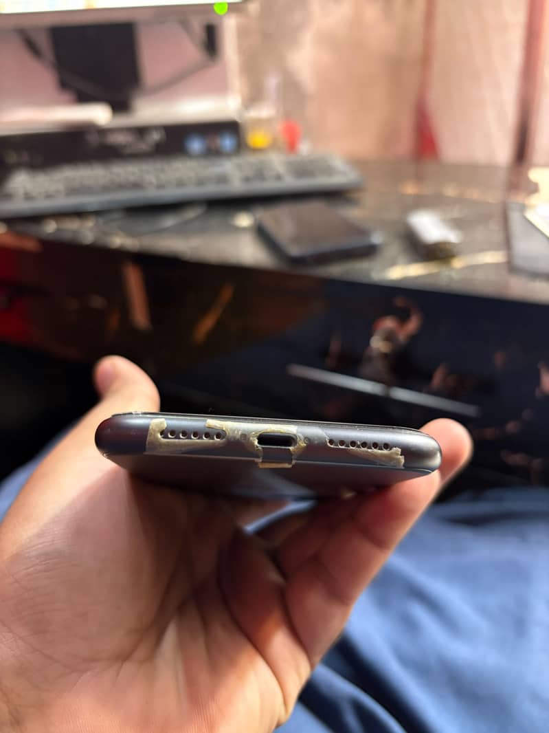 Apple iPhone 11 4