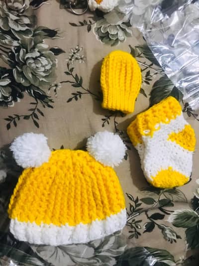 Beautiful Handmade Gifts(Keychains, flowers, Bags and more!)