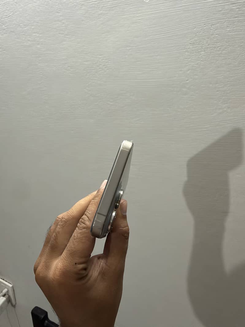 Apple iPhone 15 Pro Max 4