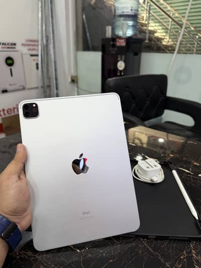 iPad Pro M1 chip 512gb 11” inches