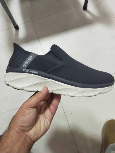 100% original preloved Skechers Duluxe Walker slip in for men. Size 8