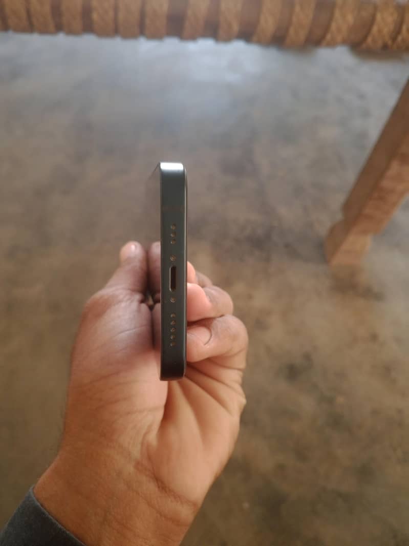 iPhone 13 4