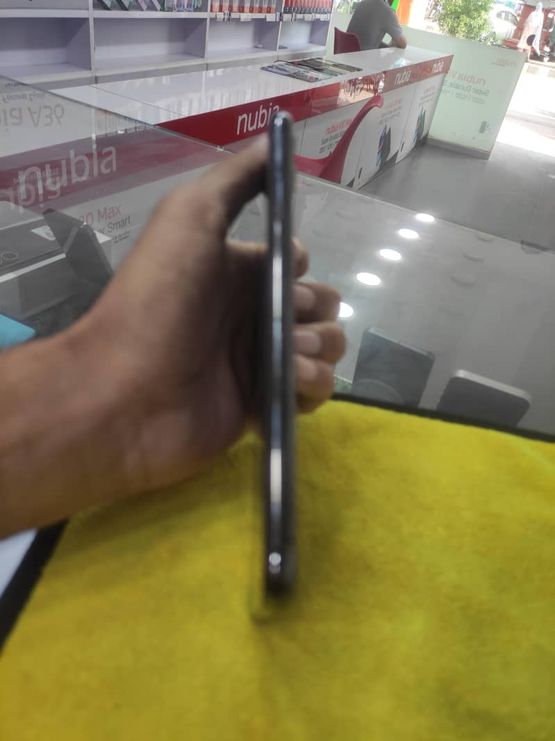 Apple iPhone 11 Pro Max 2