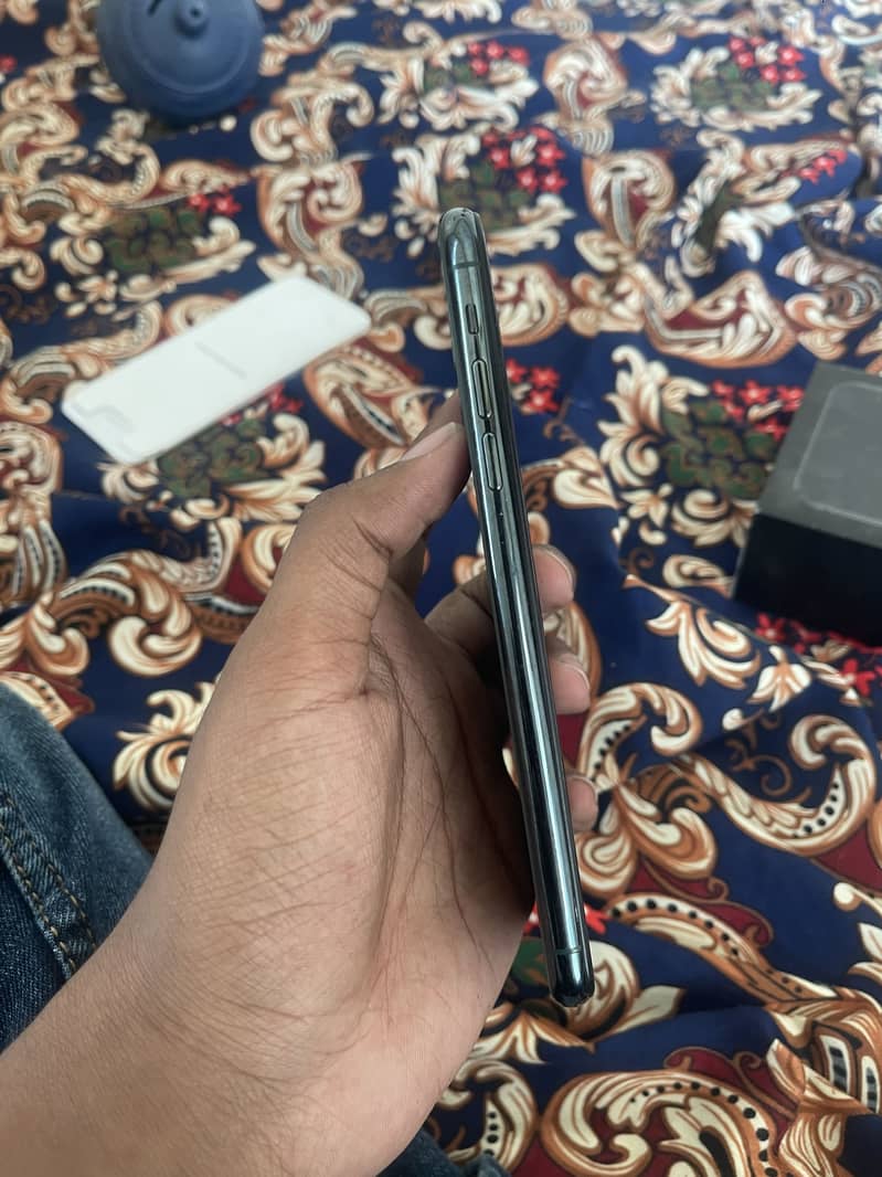 Apple iPhone 11 Pro Max 4
