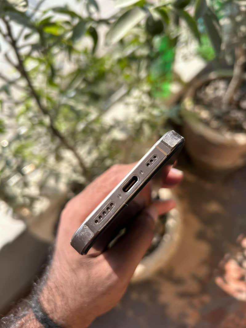 Apple iPhone 16 Pro Mdm 5
