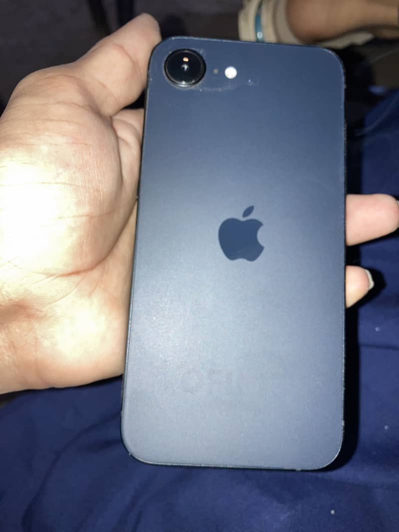Apple iPhone 16e 1