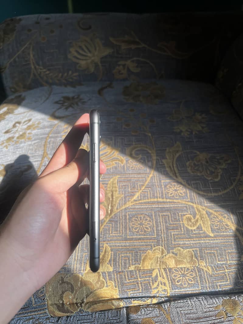 Apple iPhone 11 4